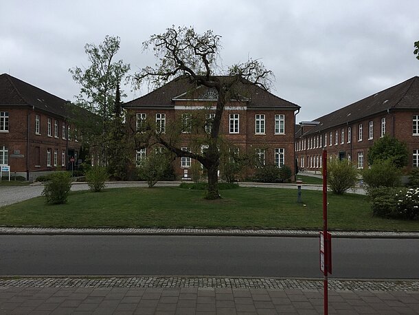 Links oder Rechts am Gebäude vorbei