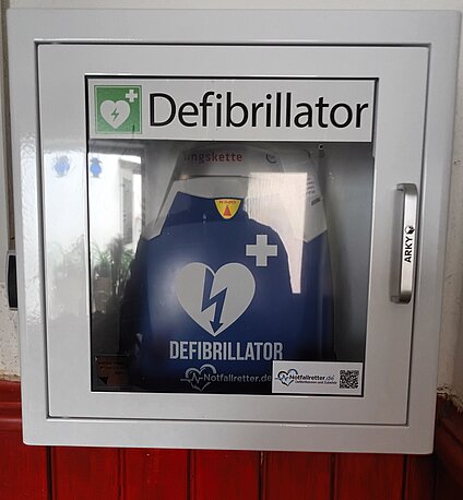AED im weißen Wandkasten