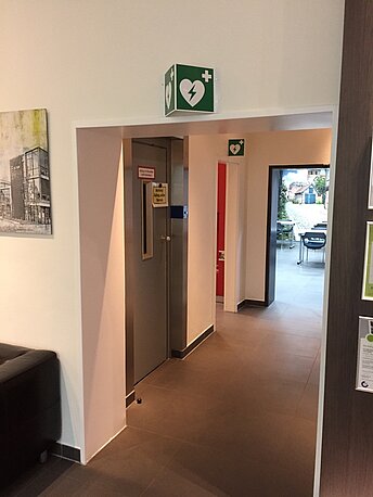 AED befindet sich im Sanitätsraum-> Beschilderung folgen