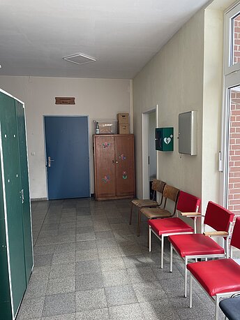 Flur im Dorfgemeinschaftshaus, AED rechts an der Wand Flur im Dorfgemeinschaftshaus, AED rechts an der Wand