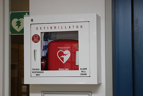 AED hängt im Foyer