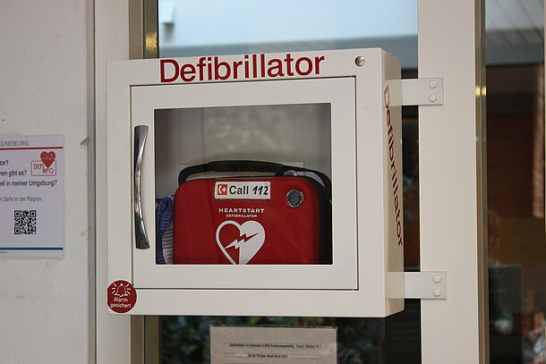 AED hängt direkt im Eingangsbereich