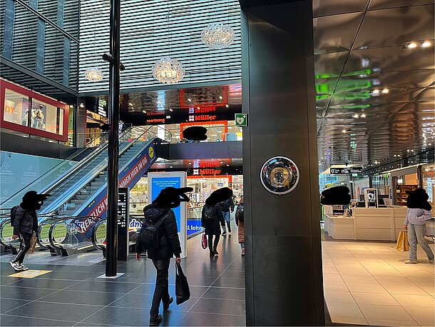 Erdgeschoss, Säule am Lichthof, Nähe Rolltreppen und Müller Erdgeschoss, Säule am Lichthof, Nähe Rolltreppen und Müller