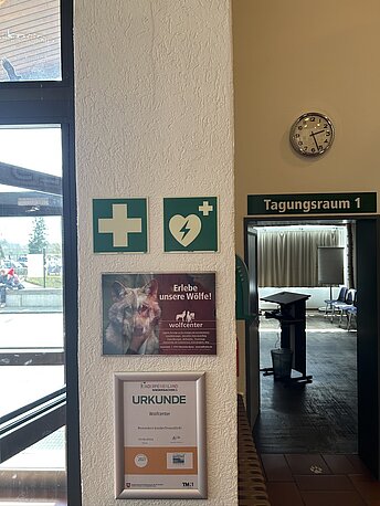 In der Eingangshalle links um die Ecke in Richtung "Tagungsraum 1" In der Eingangshalle links um die Ecke in Richtung "Tagungsraum 1"
