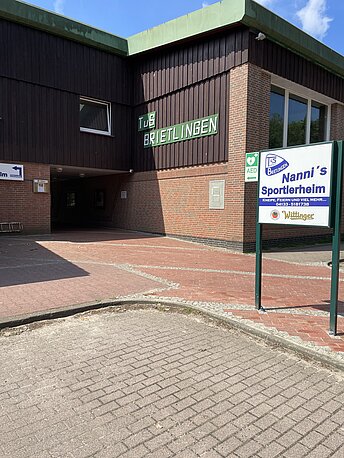 Zugang zum Vereinsgelände. AED befindet sich im Bereich der Umkleidekabinen