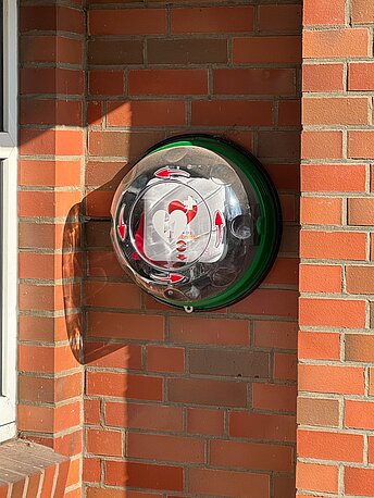 AED im runden beleuchteten Wandkasten AED im runden beleuchteten Wandkasten