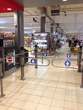 An der Säule links hinter den Eingangsschranken