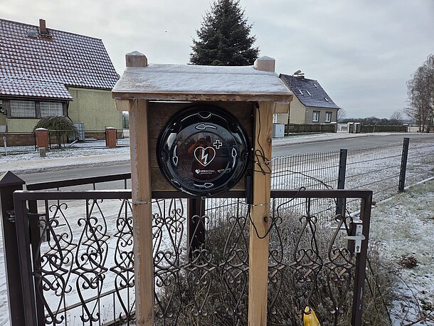 In der Einfahrt links