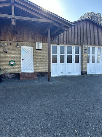 Öffentlicher AED im Wandkasten links neben der Tür zum Sportheim Hämelhausen, links an der Wand Richtung Feuerwehr Gerätehaus Öffentlicher AED im Wandkasten links neben der Tür zum Sportheim Hämelhausen, links an der Wand Richtung Feuerwehr Gerätehaus