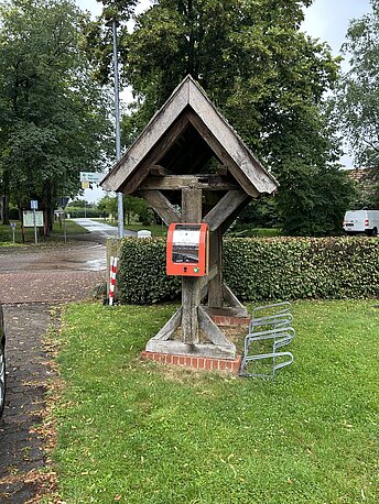 Öffentlicher AED im roten Außenkasten