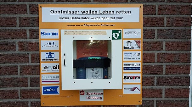 AED hängt an der Hauswand der Arztpraxis