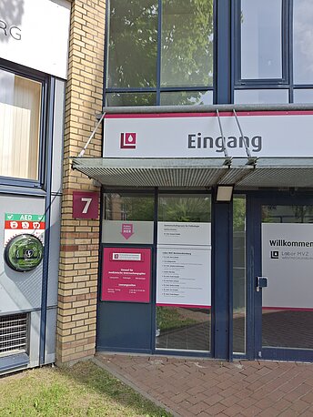 Haupteingang Labor MVZ, ganztägig zugänglich, außen angebracht, links neben dem Haupteingang