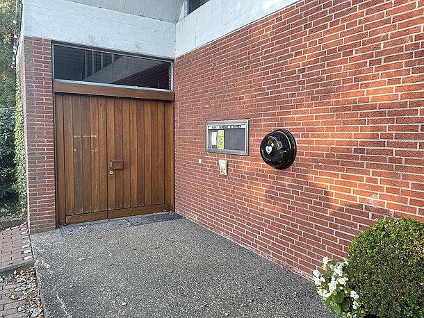 Gerät im beleuchteten Außenkasten neben dem Schaukasten an der linken Eingangstür zur Katholischen Kirche Gerät im beleuchteten Außenkasten neben dem Schaukasten an der linken Eingangstür zur Katholischen Kirche