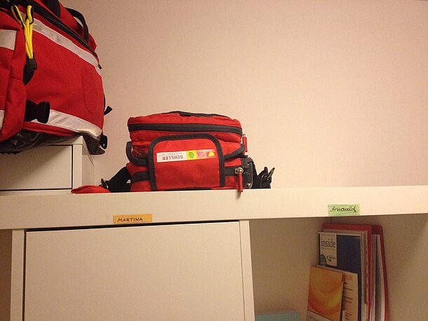 Standort AED Gerät und Notfalltasche