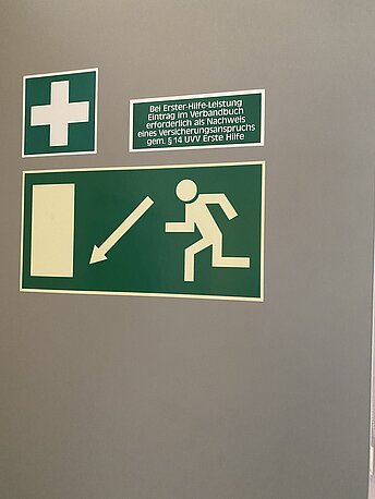 Hinweisschild Standort 1.OG Zimmer 6.0 