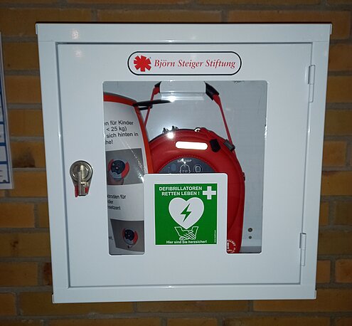 AED im weißen Wandkasten AED im weißen Wandkasten