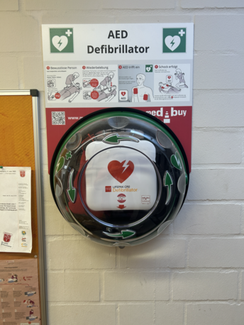 AED im runden, beleuchteten Wandkasten