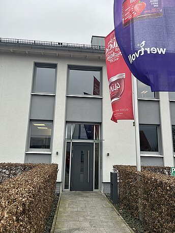 Eingang zum Verwaltungsgebäude