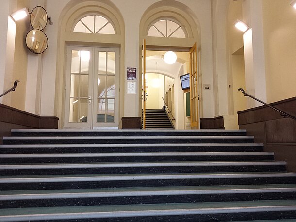 Treppe zum Empfangsbereich Treppe zum Empfangsbereich