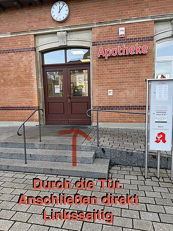 Haupteingang Apotheke Links hinter der Tür 