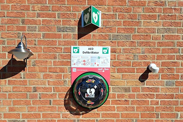 AED im Wandkasten AED im Wandkasten