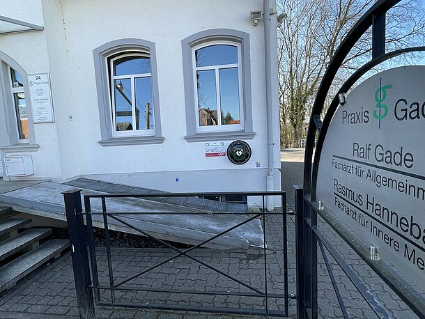 Öffentlicher AED an der Hausecke, gut einsehbar von der Straße, rechts vom Eingang Öffentlicher AED an der Hausecke, gut einsehbar von der Straße, rechts vom Eingang