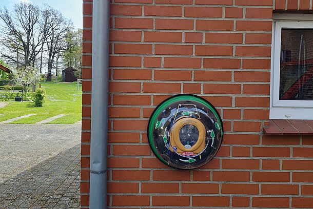 Der öffentliche AED ist jederzeit zugänglich.