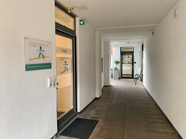 Tür links > Eingang zur Ergotherapiepraxis Tür links > Eingang zur Ergotherapiepraxis