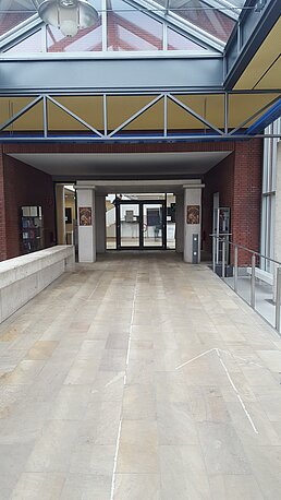 Eingang Bibliothek Gebäude CB