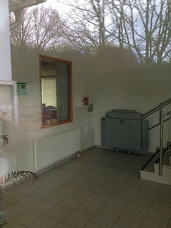 AED hängt im Foyer neben der Rollstuhlrampe