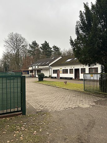 Am hinteren Eingang zum Vereinsheim des TSV Eystrup unter dem Carport Am hinteren Eingang zum Vereinsheim des TSV Eystrup unter dem Carport