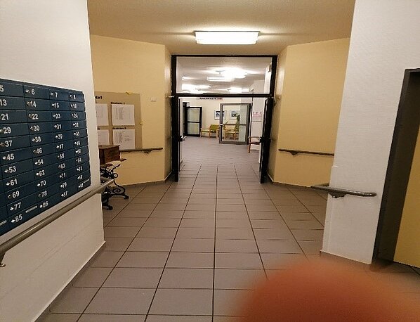 hinter der Glastür rechts > Notfallraum > AED rechts von der Tür (wandmontiert) hinter der Glastür rechts > Notfallraum > AED rechts von der Tür (wandmontiert)