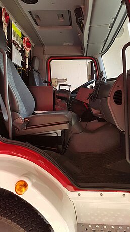 Zwischen den Vorderen Sitzen befindet sich der AED