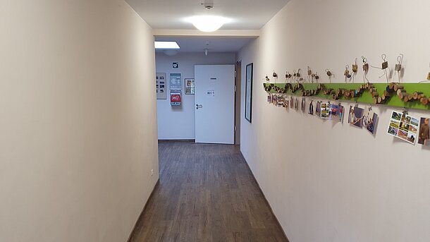 AED im Flur des Vereinsheims links neben der Tür zu den Toiletten
