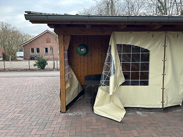 AED im runden Wandkasten im Unterstand am Spielplatz am Burghof in Diepenau (Amtshof) AED im runden Wandkasten im Unterstand am Spielplatz am Burghof in Diepenau (Amtshof)