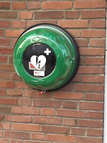 AED hängt links neben der Tür