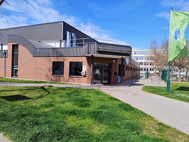 links neben Eingang zur Neuseenlandhalle