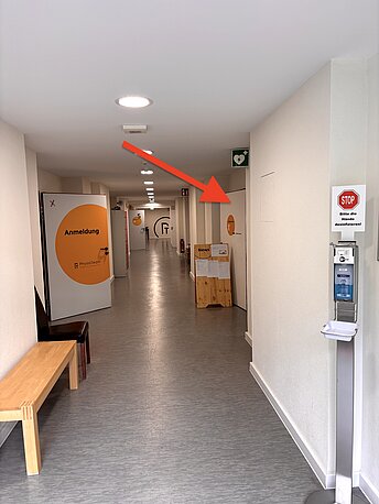Dem Flur folgen bis zur ersten Tür auf der rechten Seite