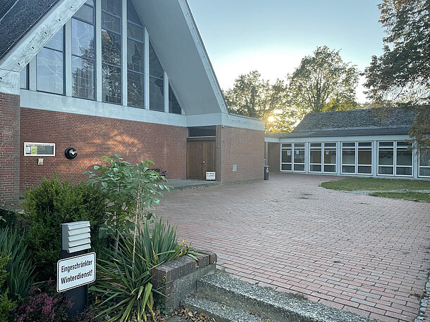 Öffentliches AED Gerät an der Hauswand der Katholischen Kirche zwischen den beiden Eingängen Öffentliches AED Gerät an der Hauswand der Katholischen Kirche zwischen den beiden Eingängen