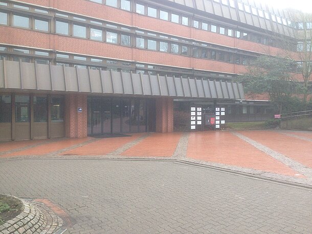 Haupteingang Bezirksregierung/Behördenzentrum