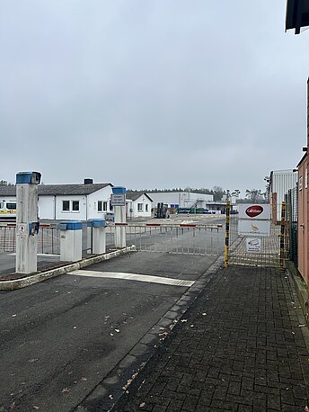 Zufahrt zum Betriebsgelände Göbber (Alexanderweg 29); Bitte ggf. an der Pforte beim Pförtner klingeln. Zufahrt zum Betriebsgelände Göbber (Alexanderweg 29); Bitte ggf. an der Pforte beim Pförtner klingeln.