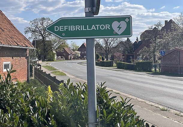 Hinweisschild an der Straße folgen Hinweisschild an der Straße folgen