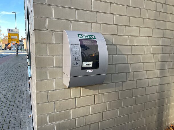 AED an der Hauswand AED an der Hauswand