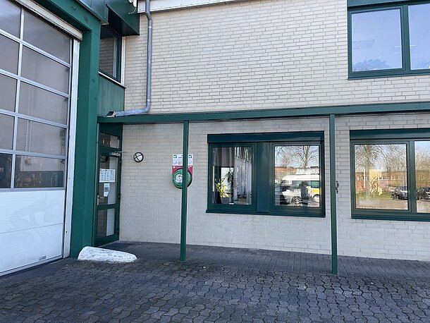 Rechts neben den Hallentoren und dem Haupteingang an der Wand unter der Überdachung Rechts neben den Hallentoren und dem Haupteingang an der Wand unter der Überdachung