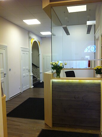 AED befindet sich hinter dem Empfangstresen