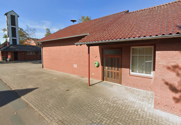 AED im runden beleuchteten Wandkasten links neben der Tür zum Feuerwehrhaus.