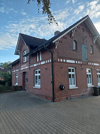 An der rechten Seite des Gemeindebüros angebracht. 