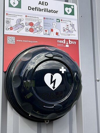 AED im runden beleuchteten Wandkasten