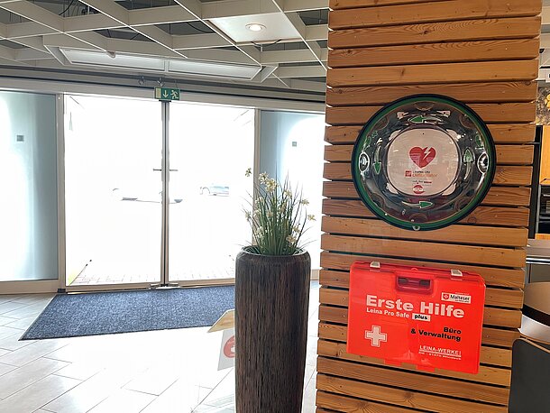 AED wandmontiert, rechts an der Säule vor dem Empfang AED wandmontiert, rechts an der Säule vor dem Empfang