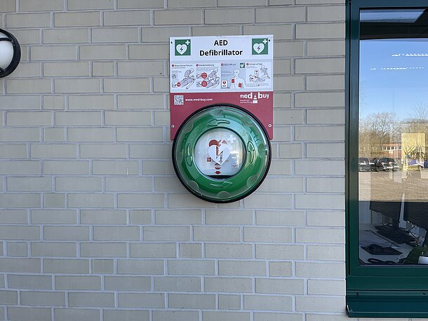 AED im runden Wandkasten AED im runden Wandkasten
